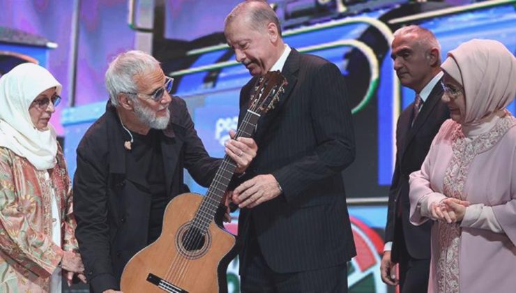 Beştepe’de konser veren Yusuf İslam, Cumhurbaşkanı Erdoğan’a gitar armağan etti