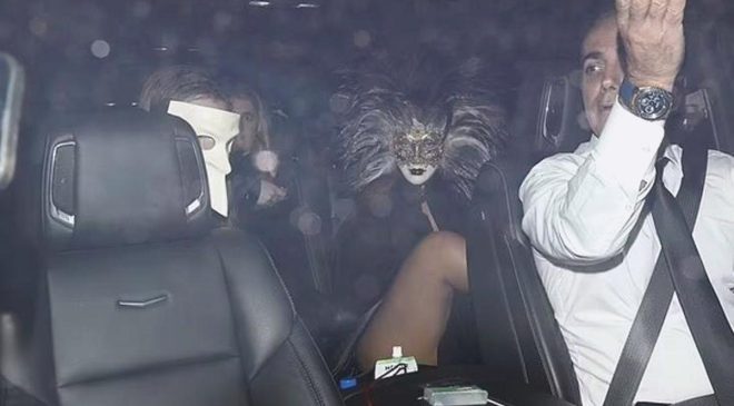Doğum günü partisine pelerinle katılan müzikçi Doja Cat’in otomobile binerken göğüsleri göründü
