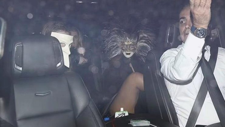 Doğum günü partisine pelerinle katılan müzikçi Doja Cat’in otomobile binerken göğüsleri göründü