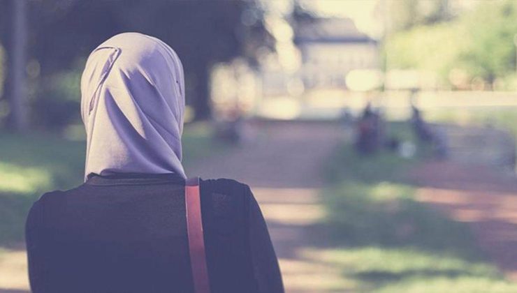 Fransa’da Müslüman öğrencinin başörtüsünü çöpe atıp okuduğu Kuran-ı Kerim’i yırttılar