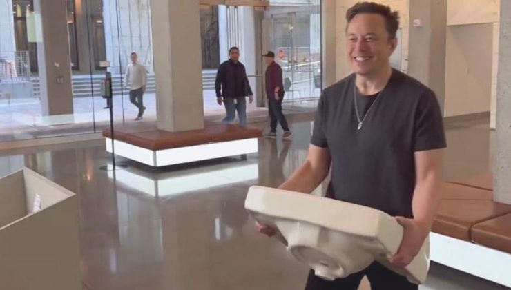 Her yaptığı farklı bir olay! Elon Musk satın alacağı Twitter’ın binasına elinde lavaboyla girdi