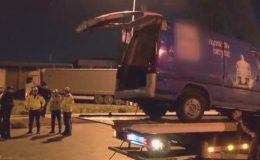 Ataşehir’de trafik ışıklarına çarpan minibüs yan yattı: 1’i ağır 3 yaralı