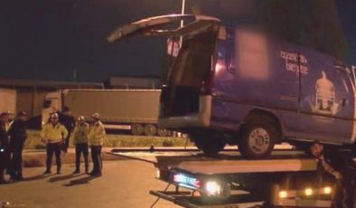 Ataşehir’de trafik ışıklarına çarpan minibüs yan yattı: 1’i ağır 3 yaralı